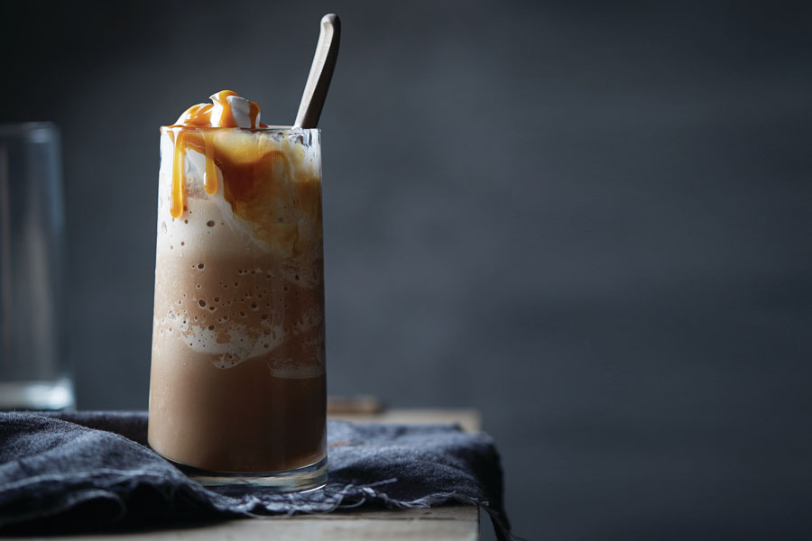 Receta de café frappé de caramelo helado - Recetas Vitamix