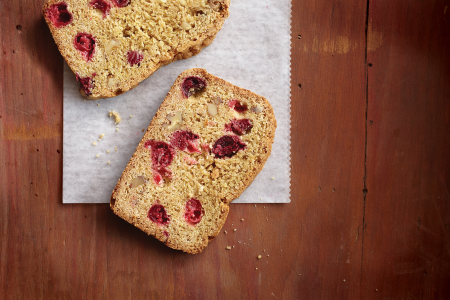 rebanada de pan de nueces y arándanos