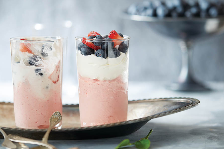 Helado de tarta de queso en dos vasos de cristal