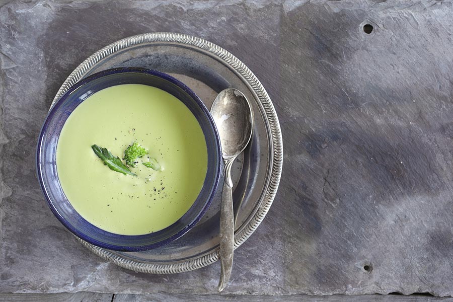 Sopa de brócoli en un cuenco