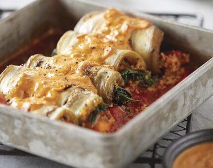 Canelones de berenjena con salsa Romesco y piñones