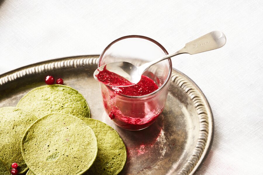 compota de chía y fresas servida con pancakes