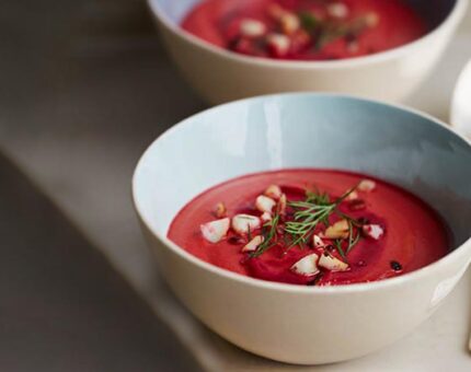 Sopa de tomate y nueces