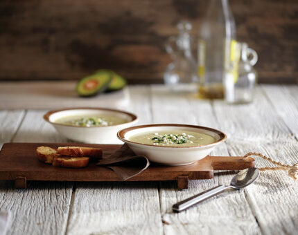 Crema de alubias blancas y aguacate con aderezo de hierbas