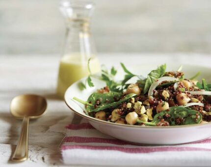 Ensalada de pistacho, dátil y quinoa