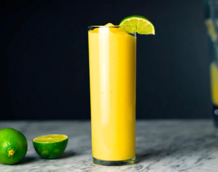 Smoothie tropical con mango, piña y leche de coco