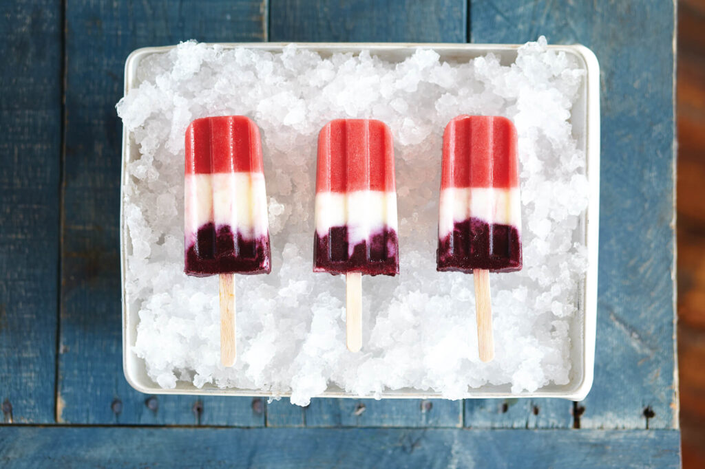 Polos multicolor de frutas y yogur hechos con Vitamix