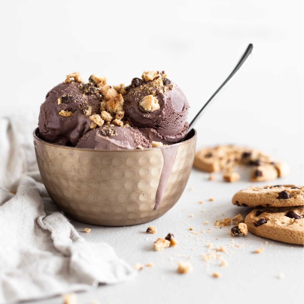 helado de chocolate y galleta