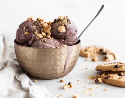 Helado de chocolate con trocitos de galletas