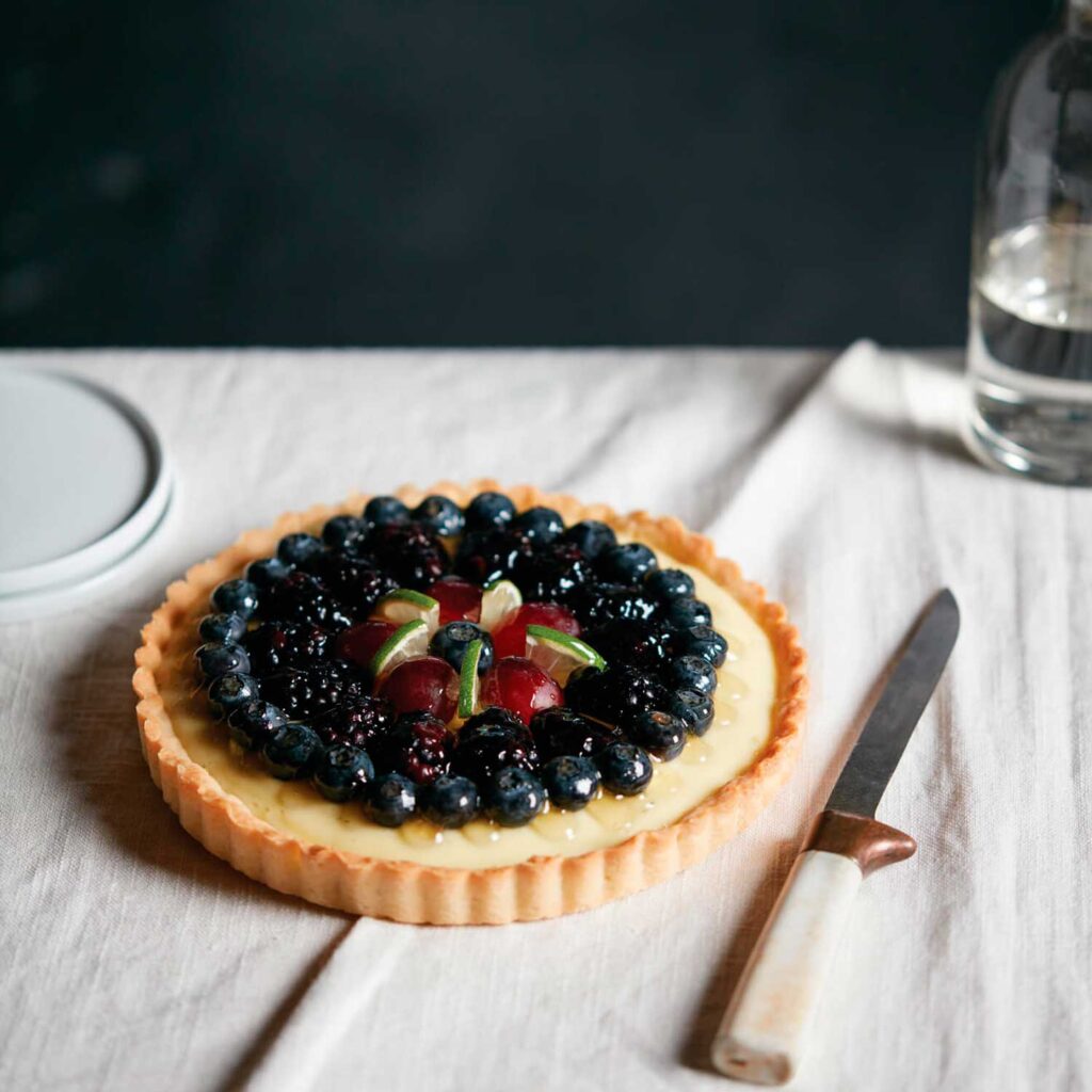 Tartaletas de crema de lima y frutos del bosque