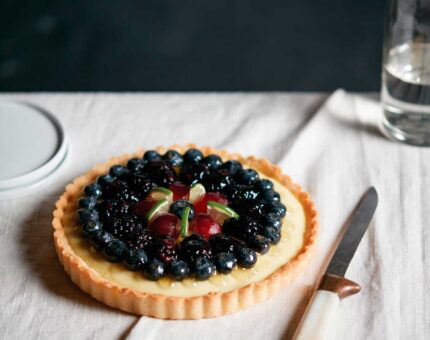 Tartaletas de crema de lima con frutos del bosque