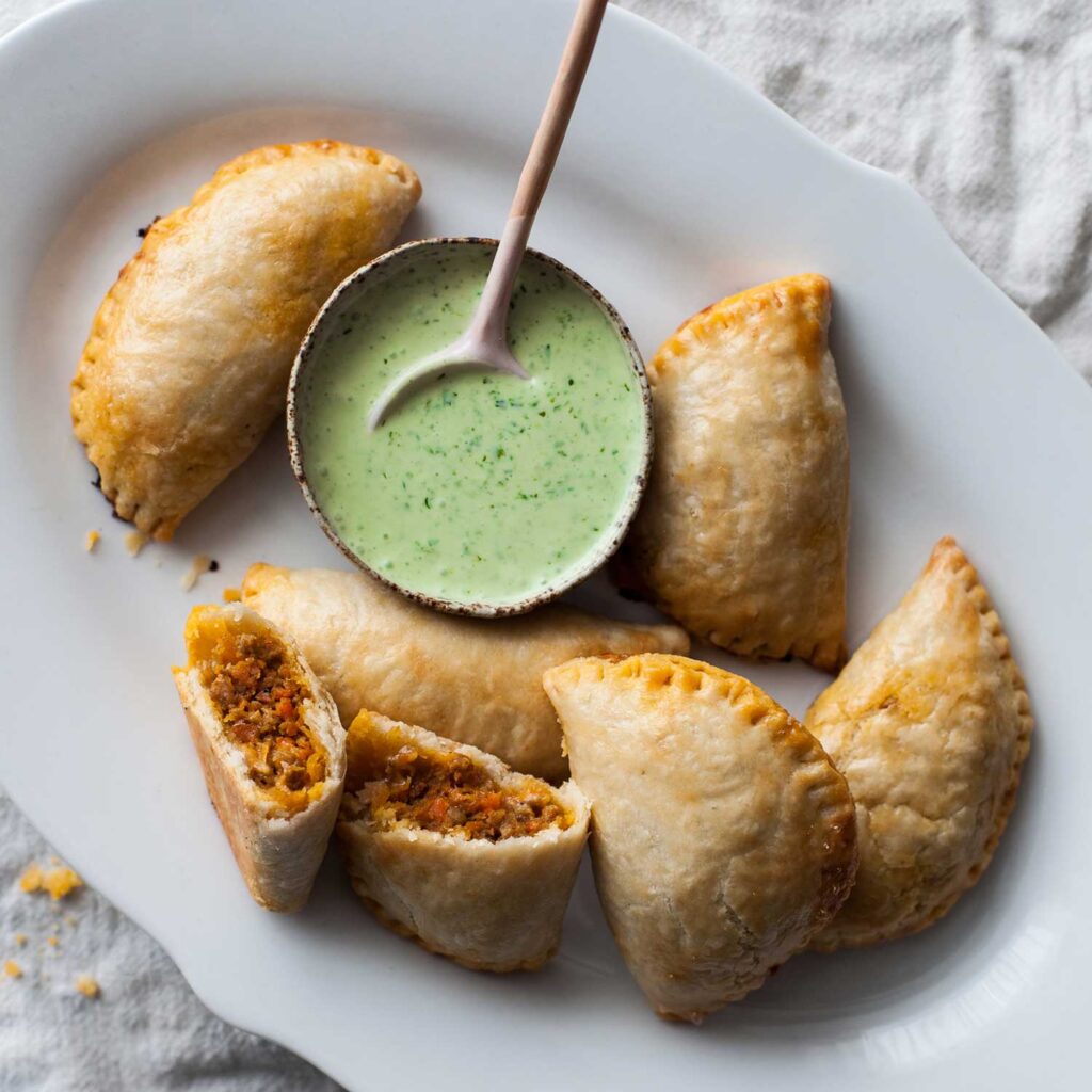 Plato de empanadas con salsa para tomar