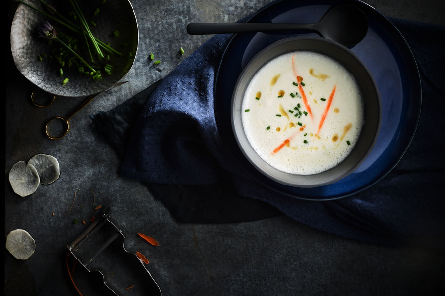 Cuenco de sopa de pescado con elementos decorativos