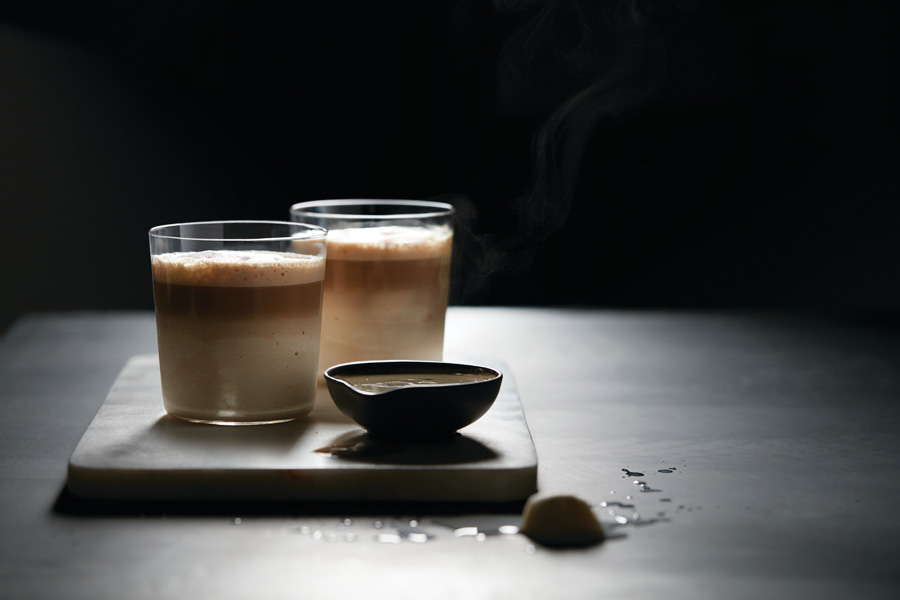 Dos vasos de affogato sobre una tabla.