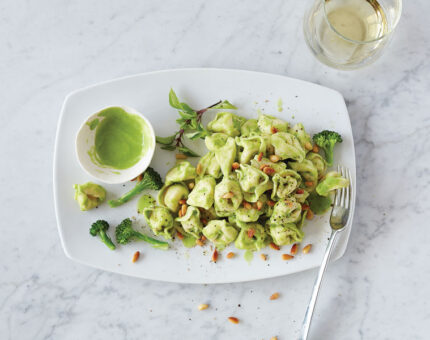 Tortellini rellenos con pesto de brócoli