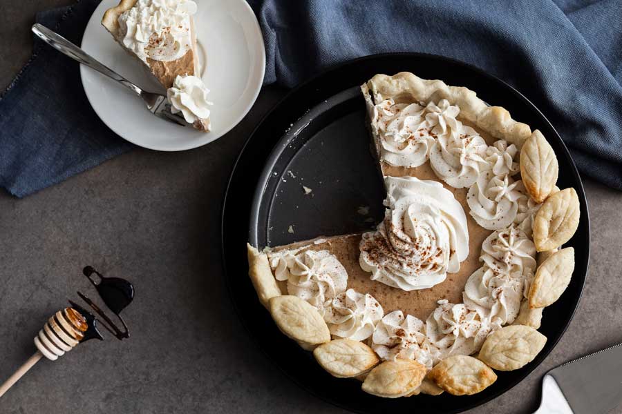 Tarta de invierno en primer plano y plato con porción de la tarta enfrente.