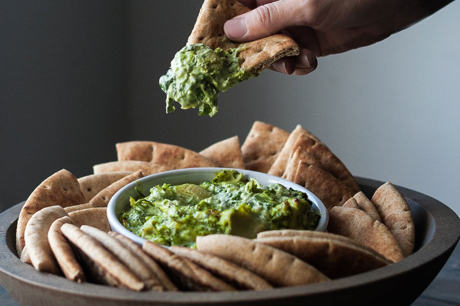 Pan de pita con dip de espinacas