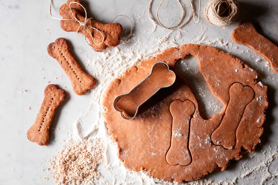 Masa de galletas para perros con forma de hueso hechas en casa.