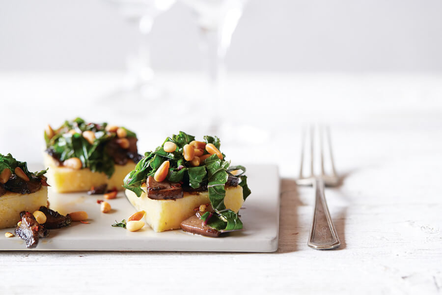 Polenta con col kale especiada.