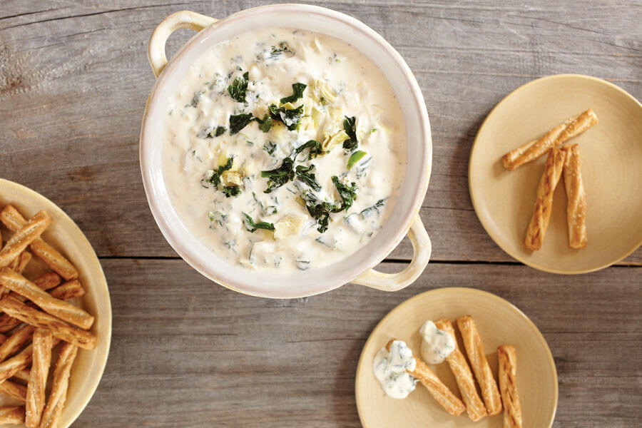 Una cazuelita con fondue de espinacas y alcachofas