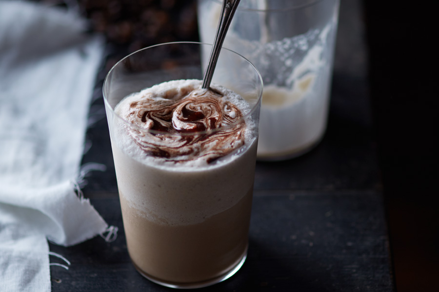 Mocha helado con vainilla en un vaso