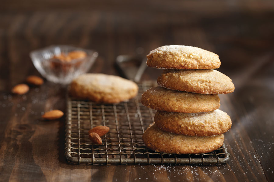 Galletas caseras de almendras sobre una rejilla 