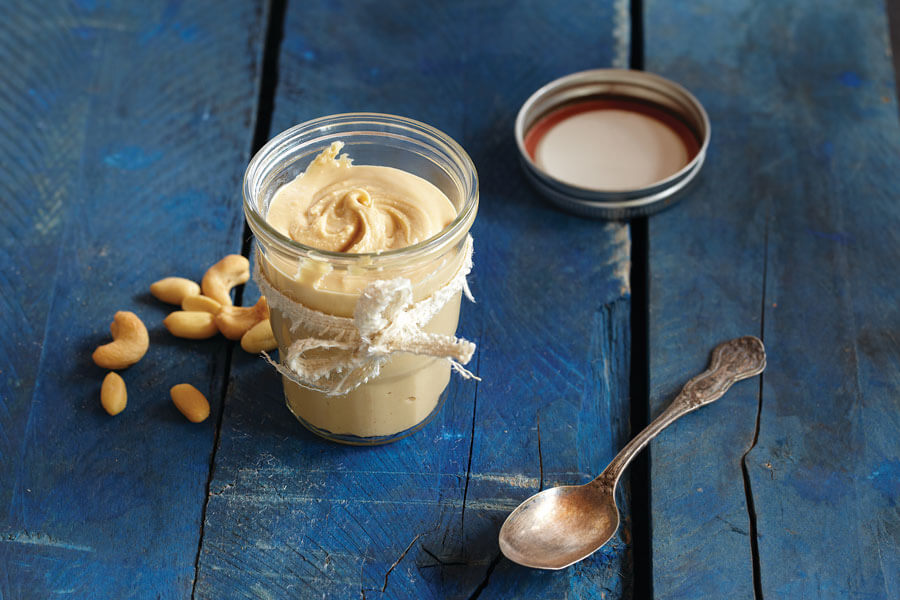 Crema de cacahuete y anacardos en un tarro de cristal