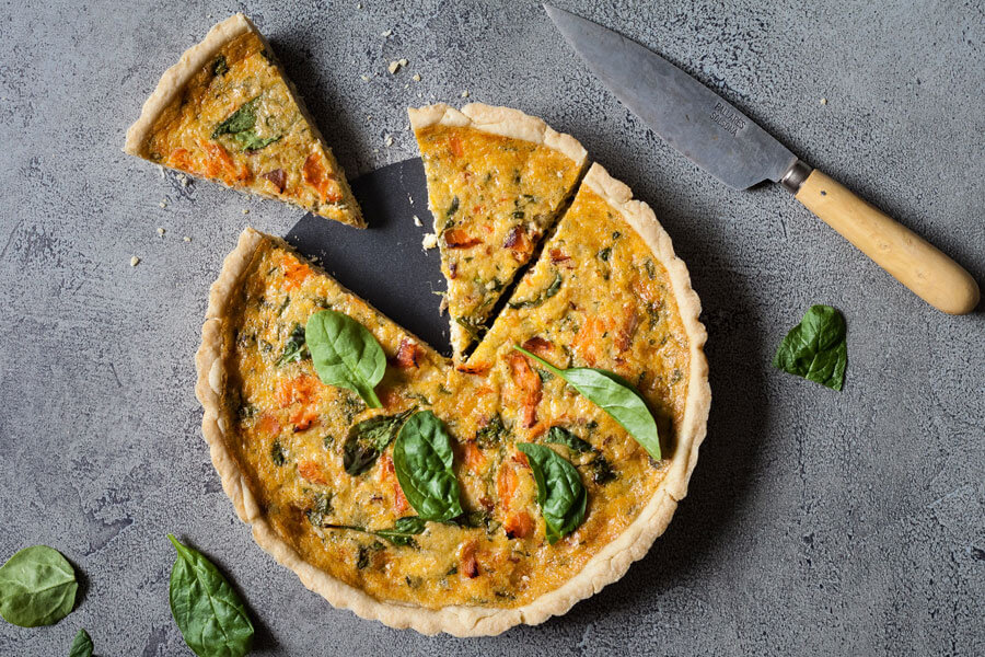 Quiché de salmón junto a un cuchillo 