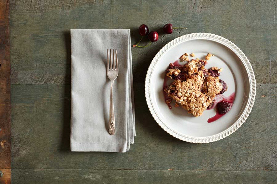 Tarta de cerezas en un plato lista para tomar