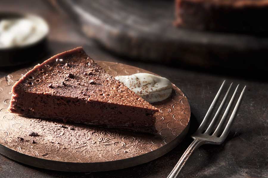 Trozo de tarta de chocolate y café