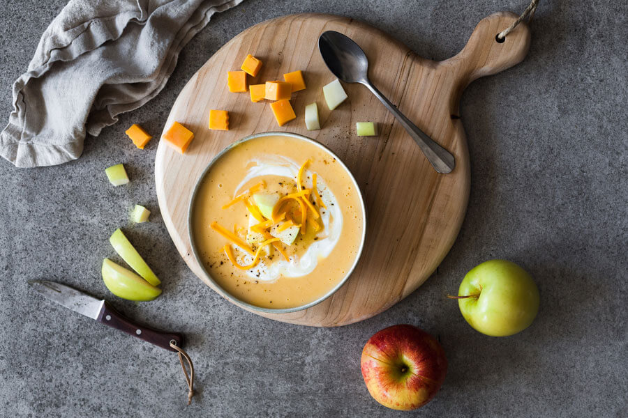 Sopa de queso Cheddar en un bol encima de una tabla