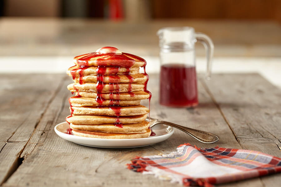 Tortitas americanas en torre con sirope de fresa