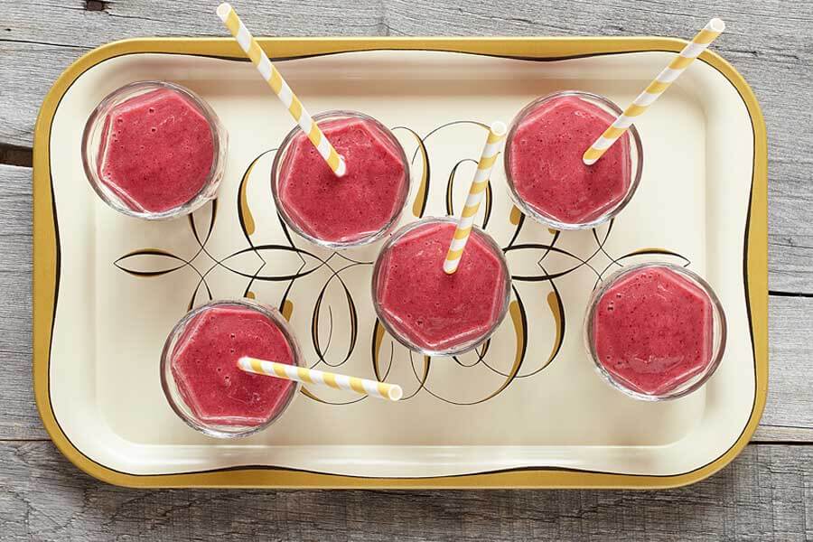 Smoothie antioxidante en 6 vasos con pajitas de papel a rayas