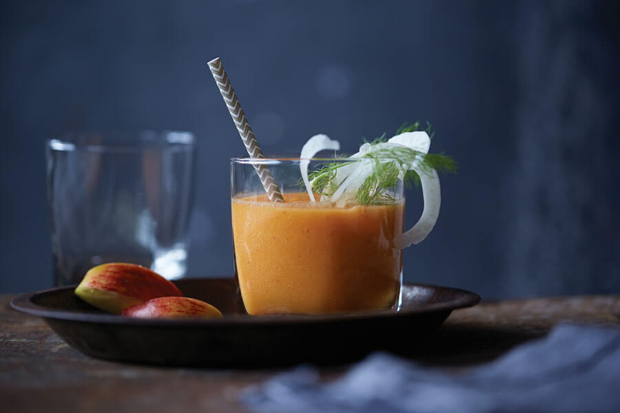 Batido de zanahoria y manzana en un vaso