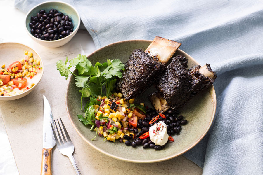 costillas de ternera con chile y café en un plato