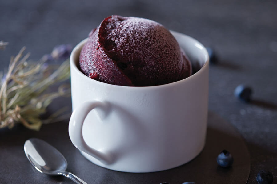 Helado de aguacate y arándanos en una taza