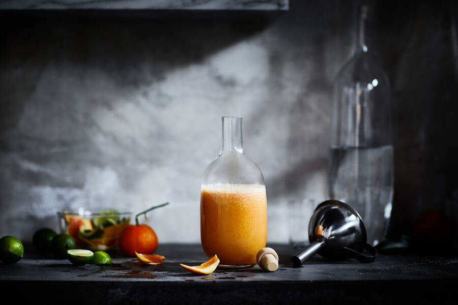 Batido de naranja en una botella