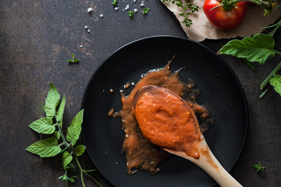 Salsa de tomate casera en una cuchara de palo