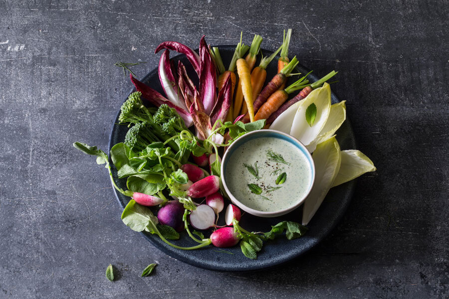 Dip de yogur con diferentes crudités en un plato