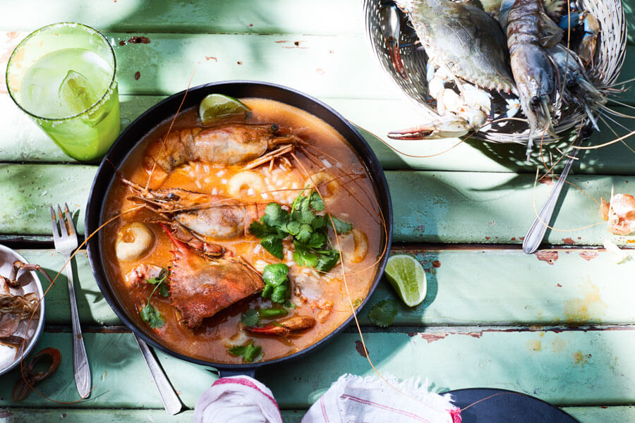 Chilpachole o sopa mexicana de cangrejo con bolitas de maíz en un plato