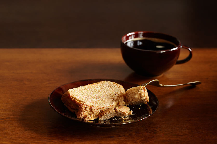 Bizcocho de jengibre en un platillo junto a una taza de té