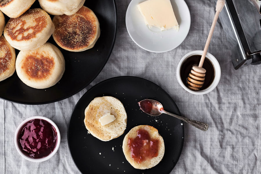 English muffins caseros con mantequilla y mermelada