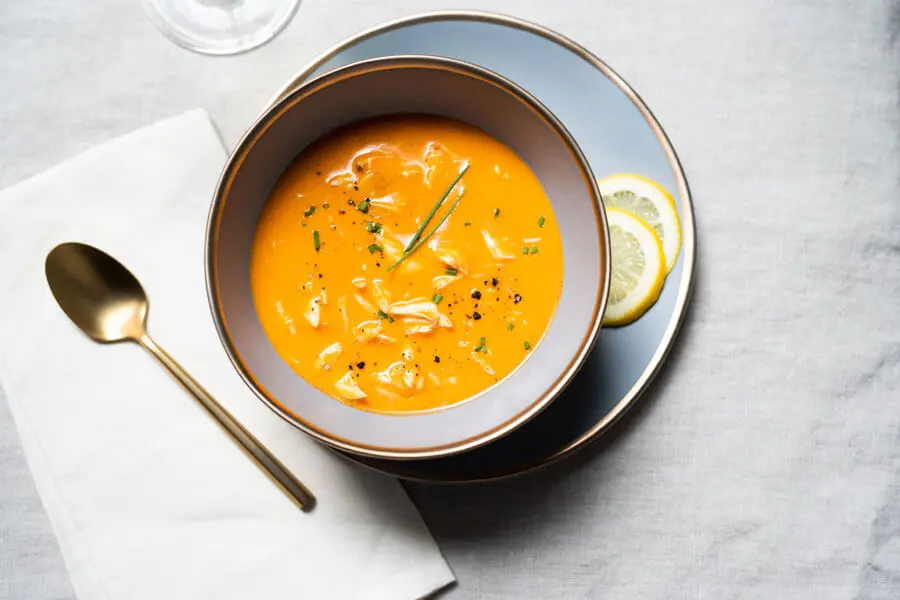 Sopa de cangrejo en un bol