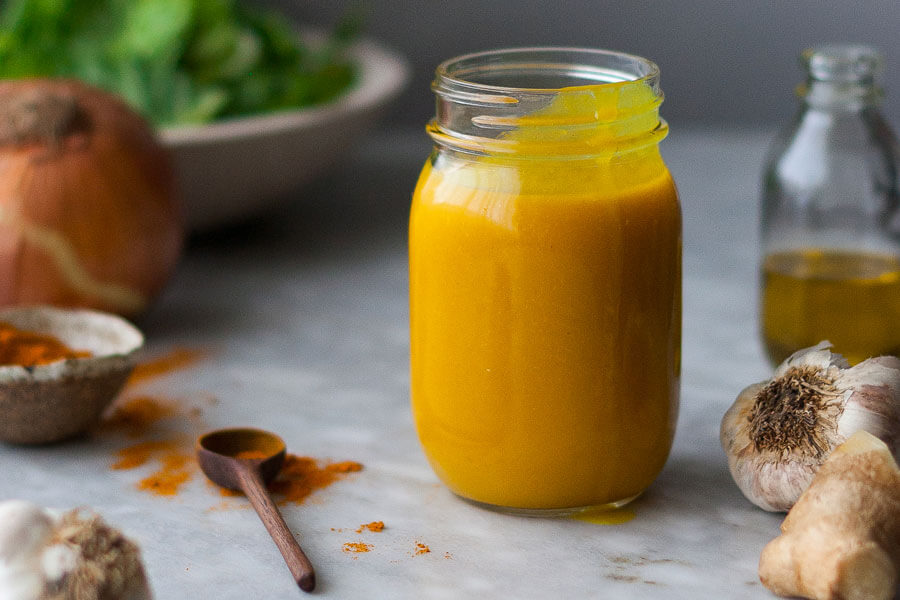 Vinagreta de jengibre y curry en un tarro de cristal