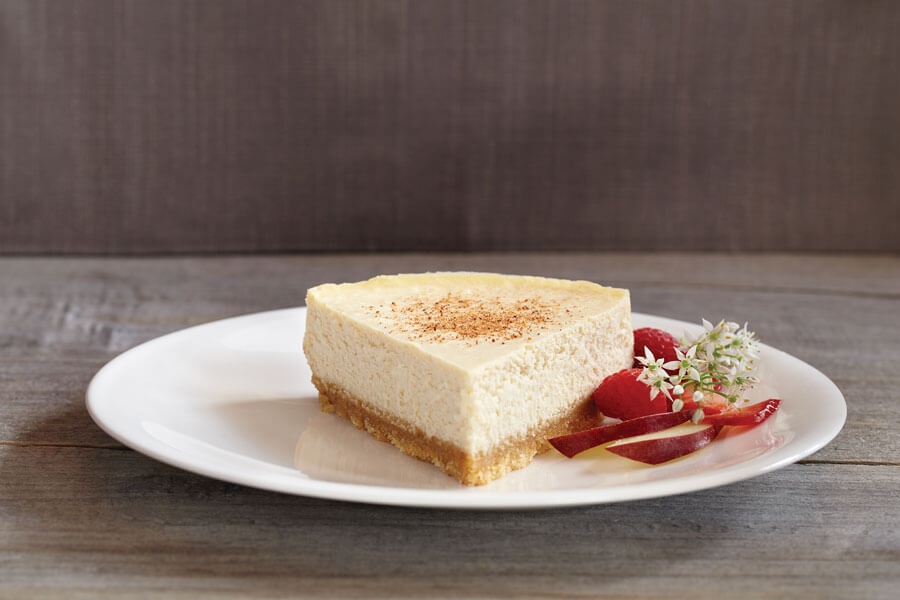 Trozo de tarta de ponche de huevo en un plato