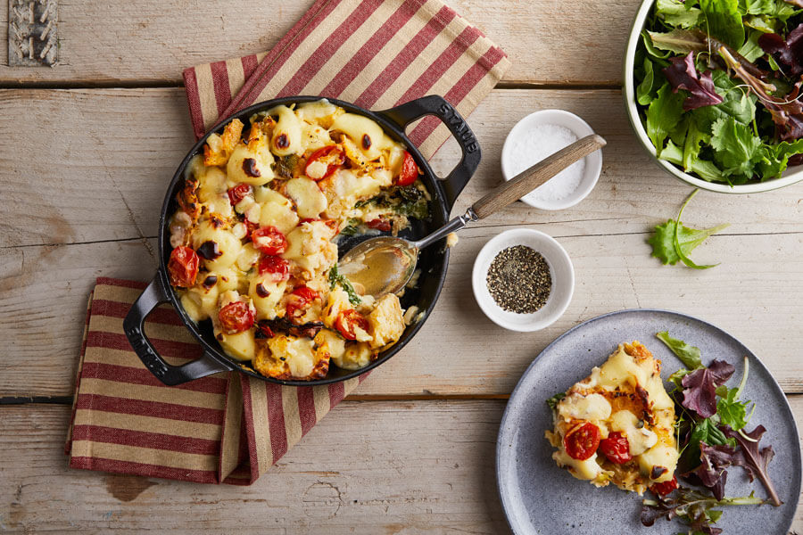 Cazuela de queso y verduras en la mesa