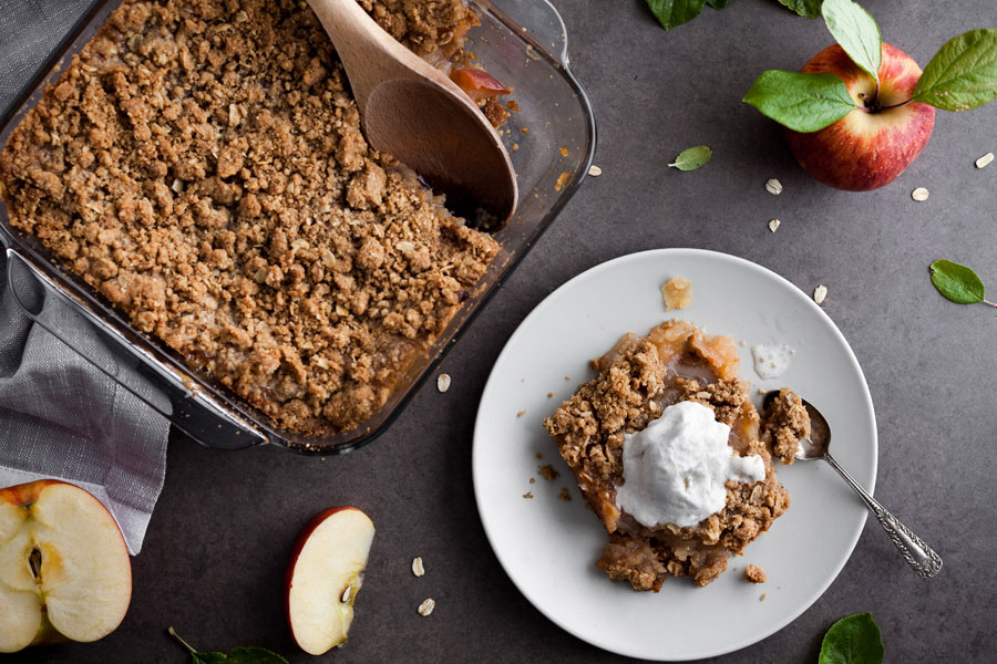 Crumble de manzana en la bandeja de horno y en un plato