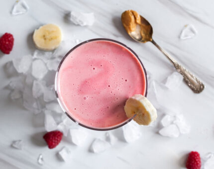 Batido de frambuesas y crema de cacahuete