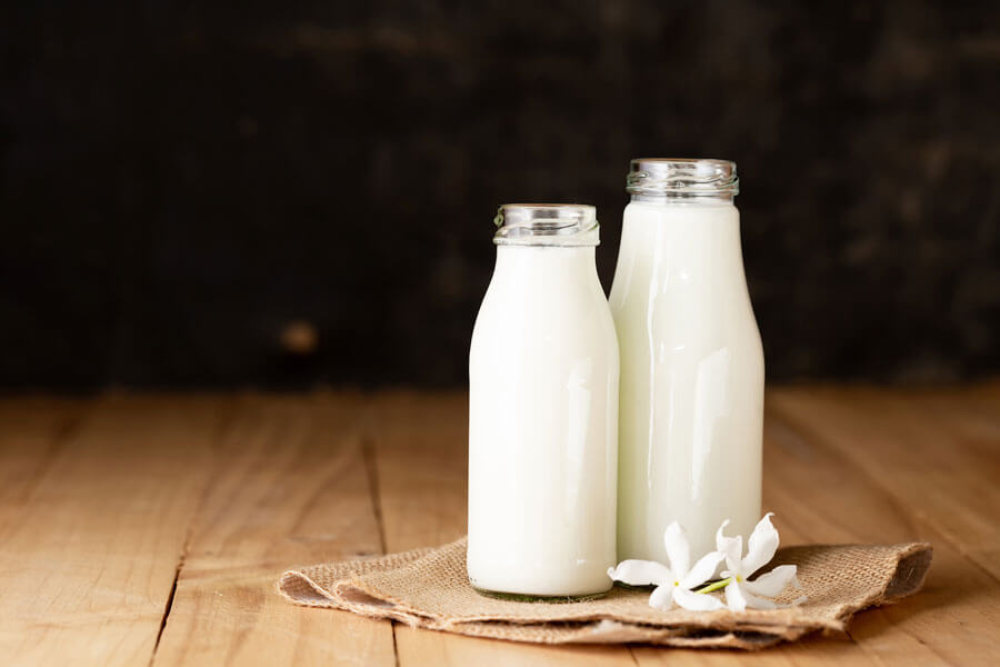 Dos botellas de cristal con suero de mantequilla o buttermilk