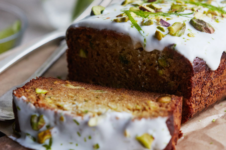 Pastel de calabacín al horno con cobertura de yogur.